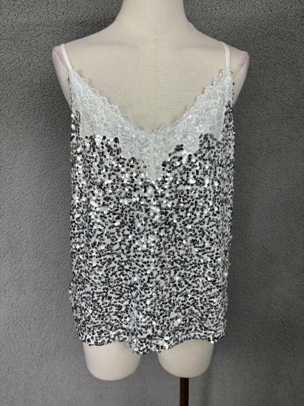 Miyieonz  Women's Sequin Lace  V -Neck Tank Top  White & Silver Size Med NWT's.